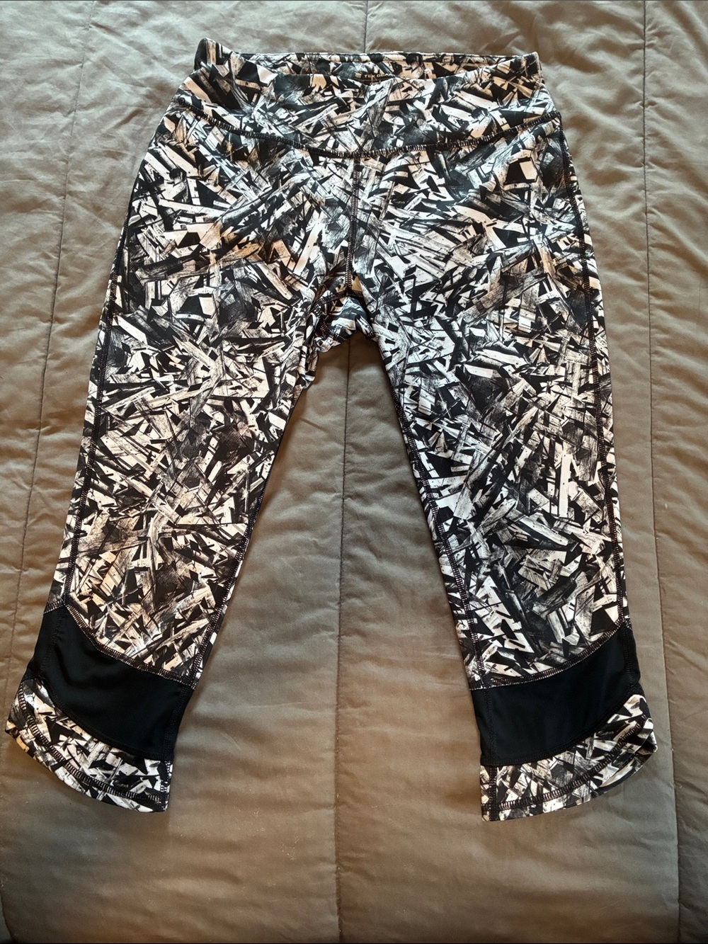 tek gear Women’s Black & White Abstract Print Capris